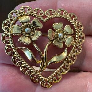Avon vintage floral brooch, gold toned with faux pearls in flowers. 1 1/2”. EUC.